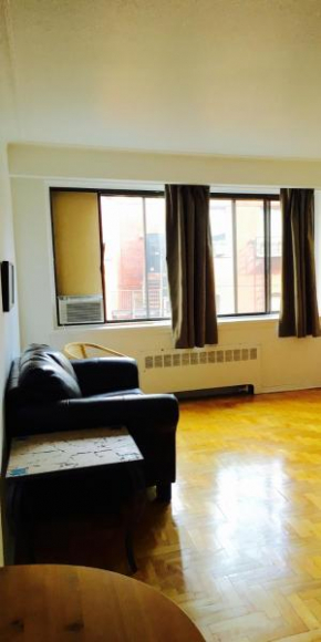 Stylish Montreal Apartment: Comfortable Stay in the Golden Square Mile